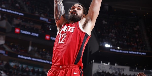 九游体育-亚当斯长期缺战，火箭不签中锋反追后卫？斯通不慌：3中锋够用了